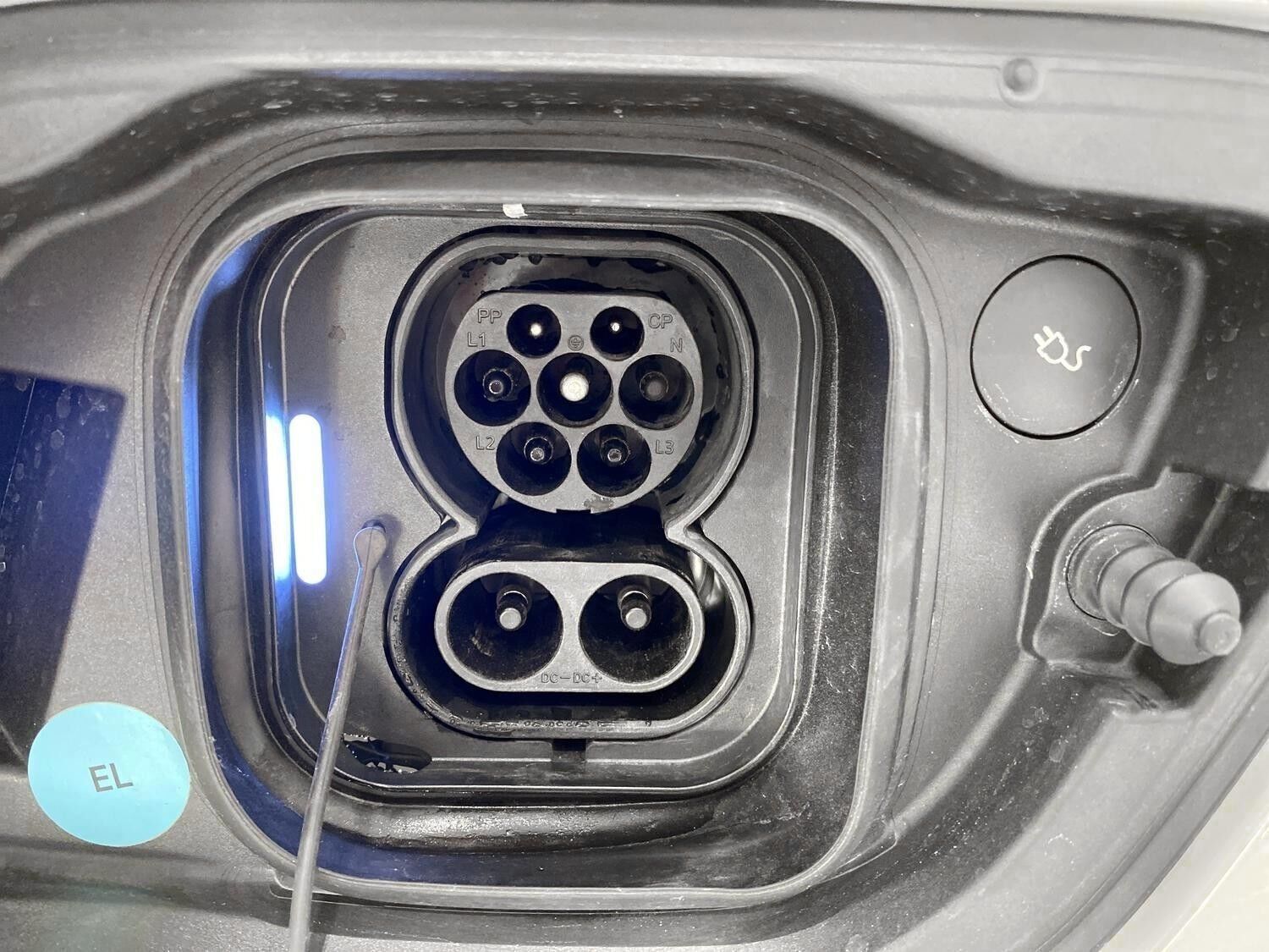 Grå Volvo EX40 fra 2025