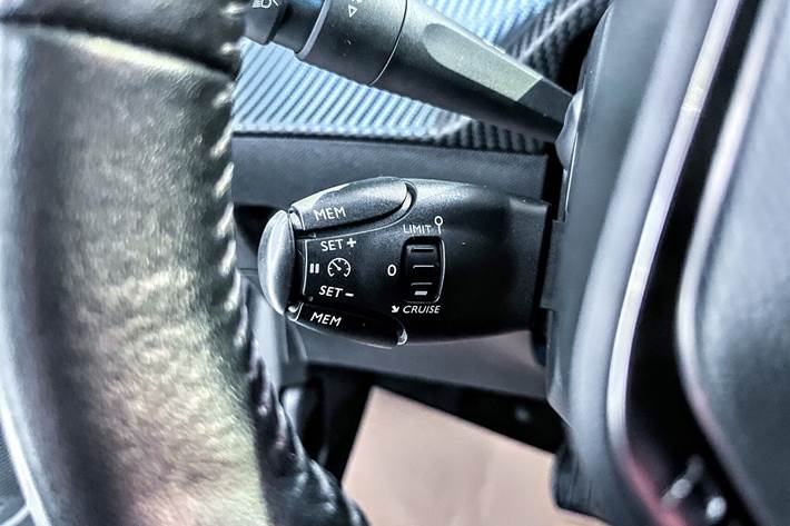 Grå Peugeot e-208 fra 2021