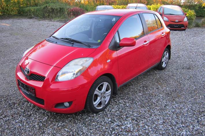 Rød Toyota Yaris fra 2010 set udefra