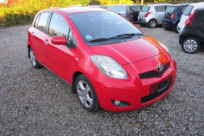 Rød Toyota Yaris fra 2010