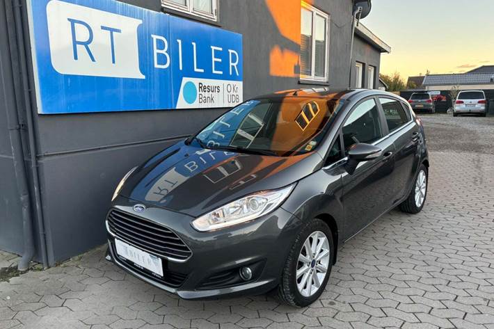 Hvid Ford Fiesta fra 2015 set udefra