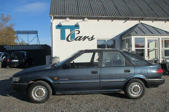 Grå Toyota Corolla fra 1992