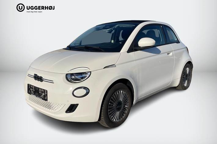 Hvid Fiat 500e fra 2024 set udefra