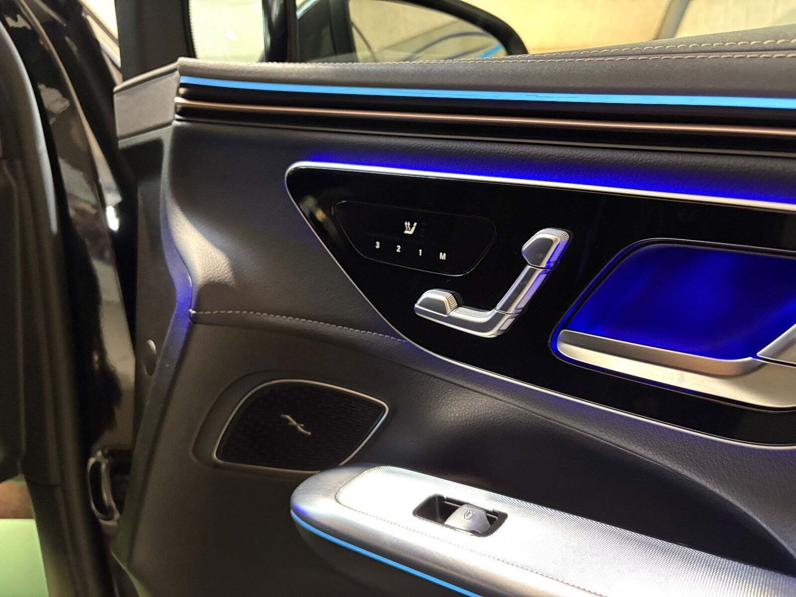 Sort Mercedes EQE300 SUV fra 2024