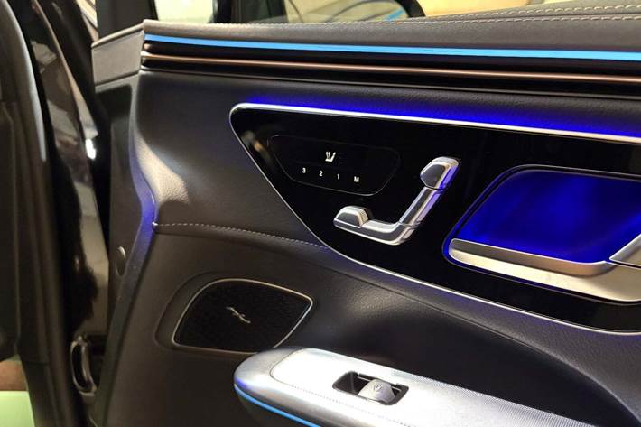 Sort Mercedes EQE300 SUV fra 2024