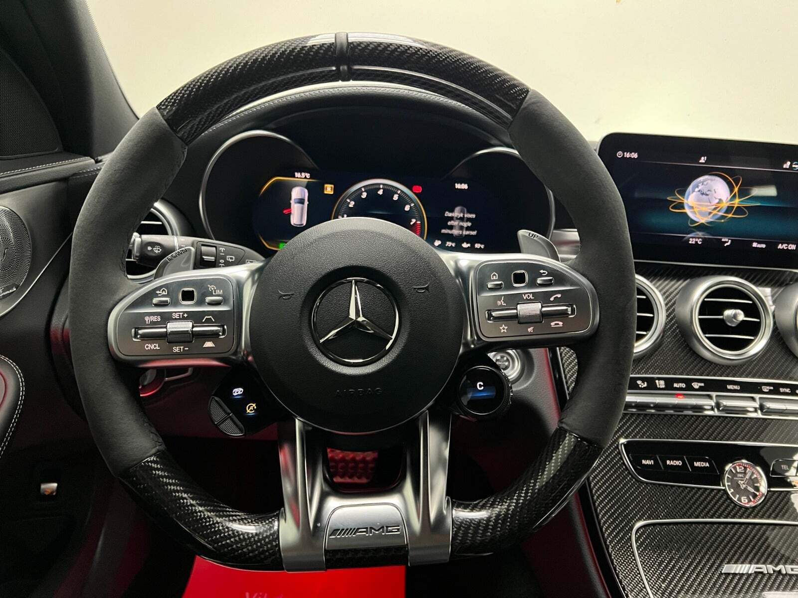 Grå Mercedes C63 fra 2019
