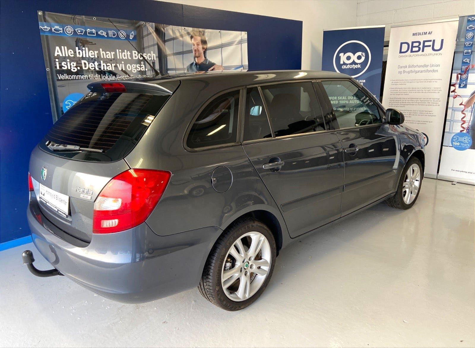 Grå Skoda Fabia fra 2008