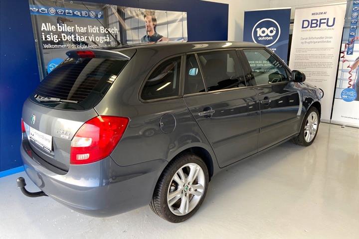 Grå Skoda Fabia fra 2008