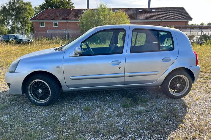 Sølv Renault Clio II fra 2008