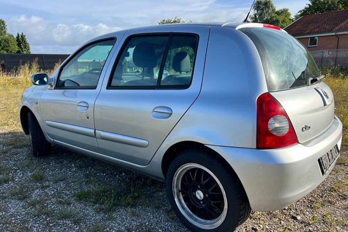 Sølv Renault Clio II fra 2008