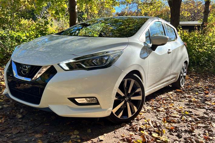 Hvid Nissan Micra fra 2018 set udefra