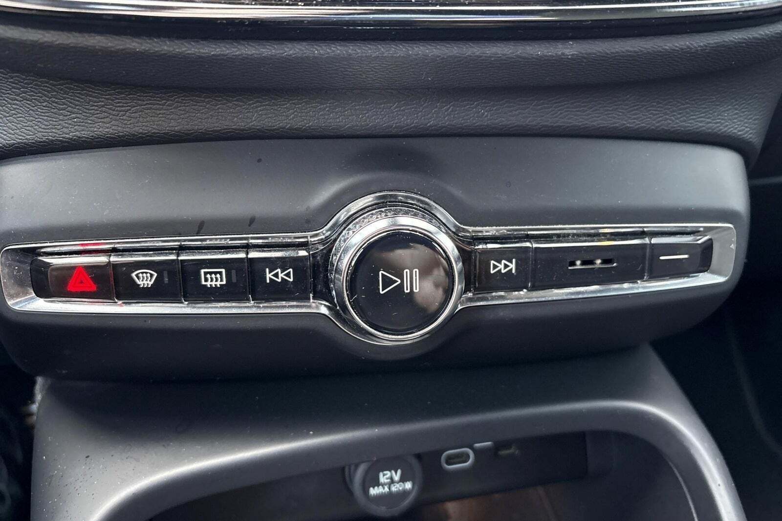 Grå Volvo XC40 fra 2022