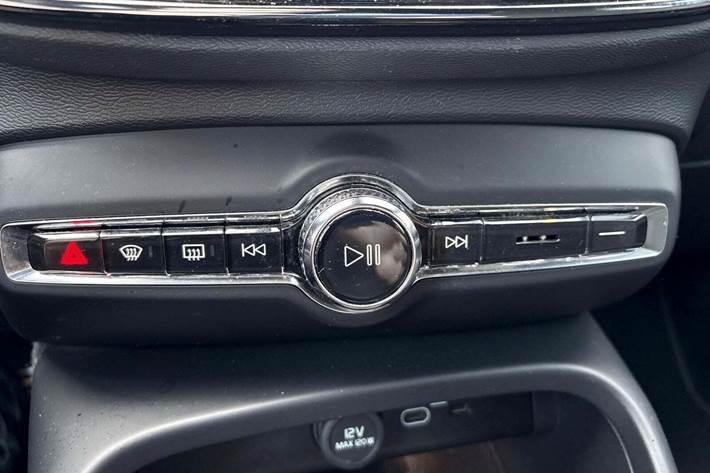 Grå Volvo XC40 fra 2022