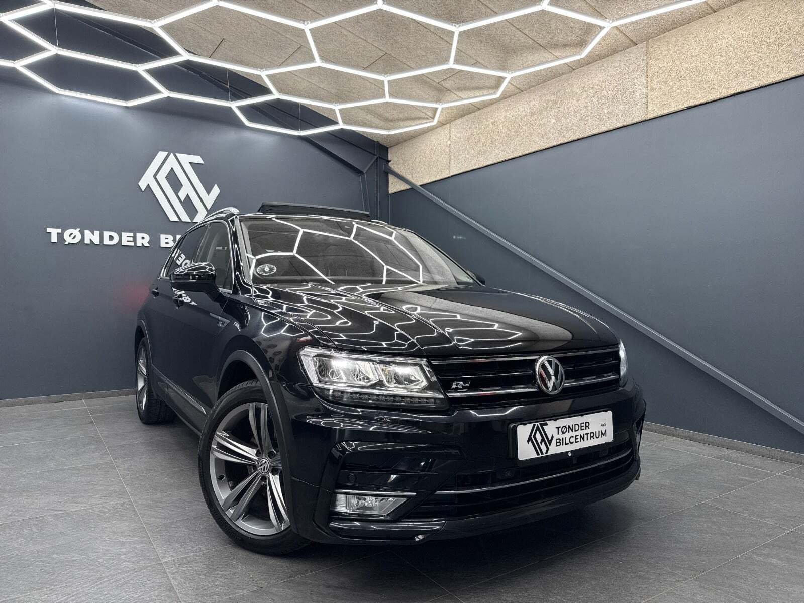 Sort VW Tiguan fra 2017 set udefra