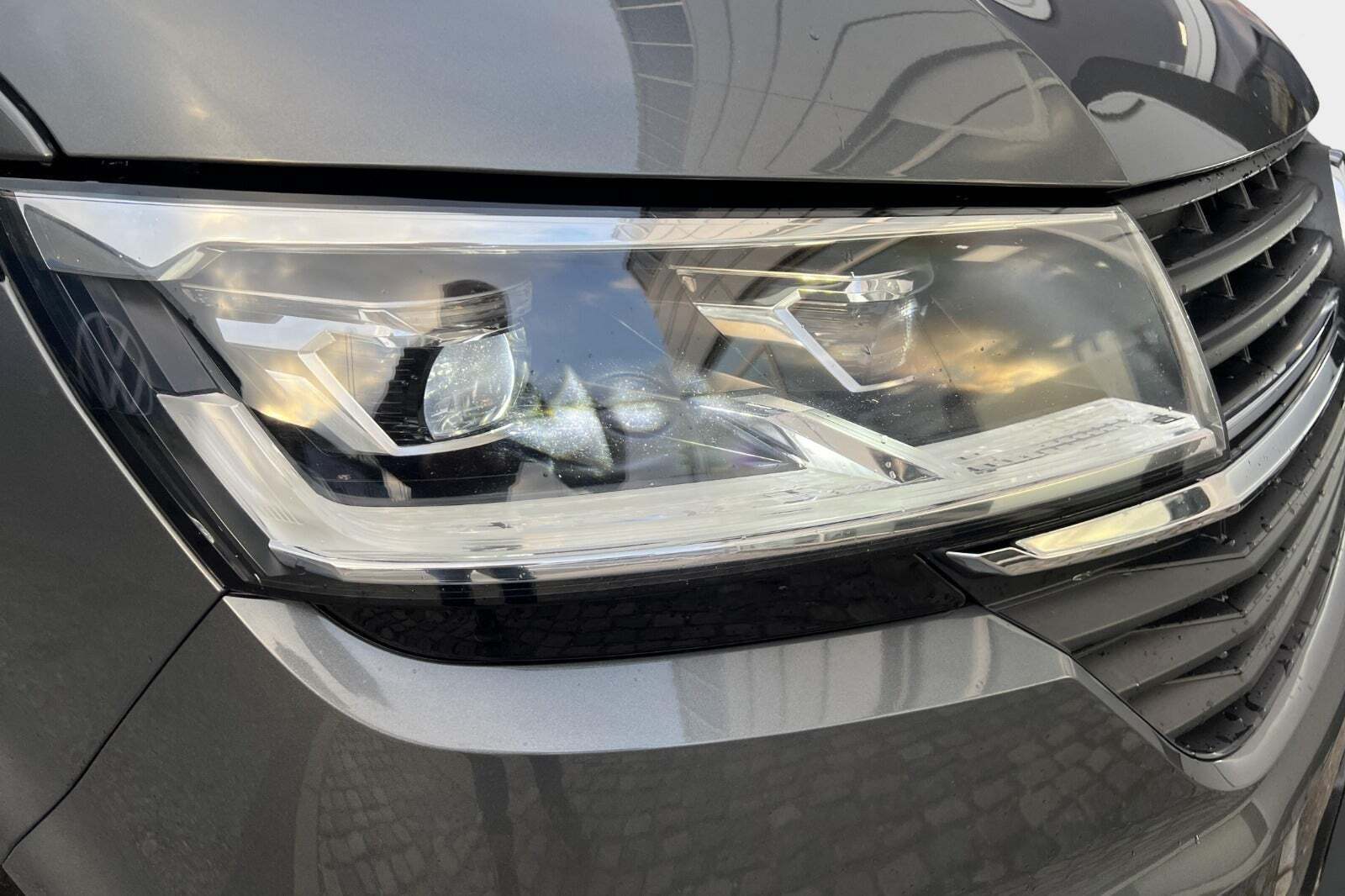 Grå VW Transporter fra 2022