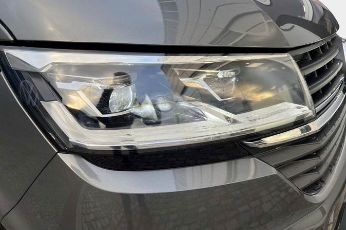 Grå VW Transporter fra 2022