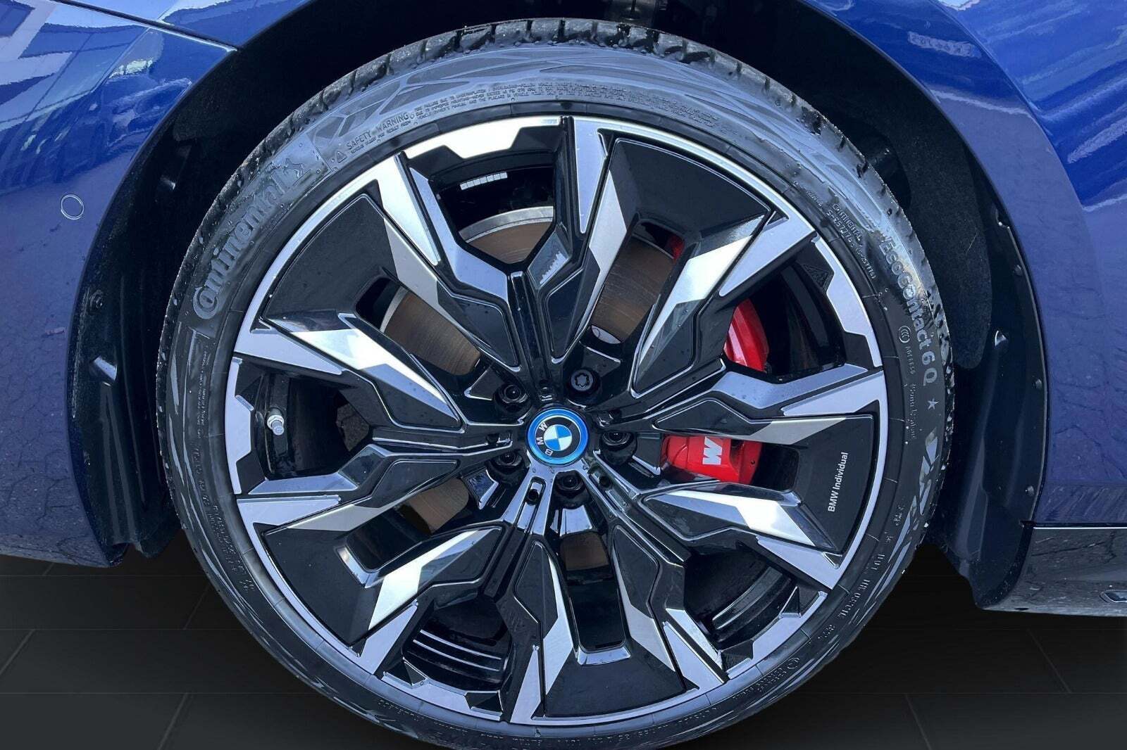 Blå BMW i5 fra 2025