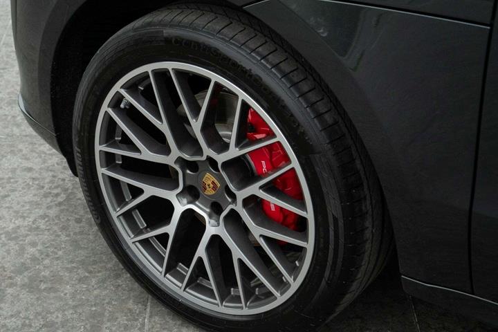 Grå Porsche Macan GTS fra 2020 set udefra