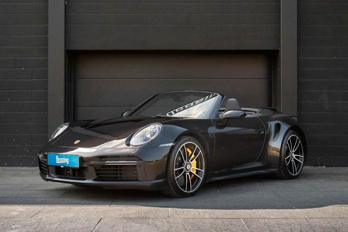 Sort Porsche 911 Turbo S fra 2020 set udefra