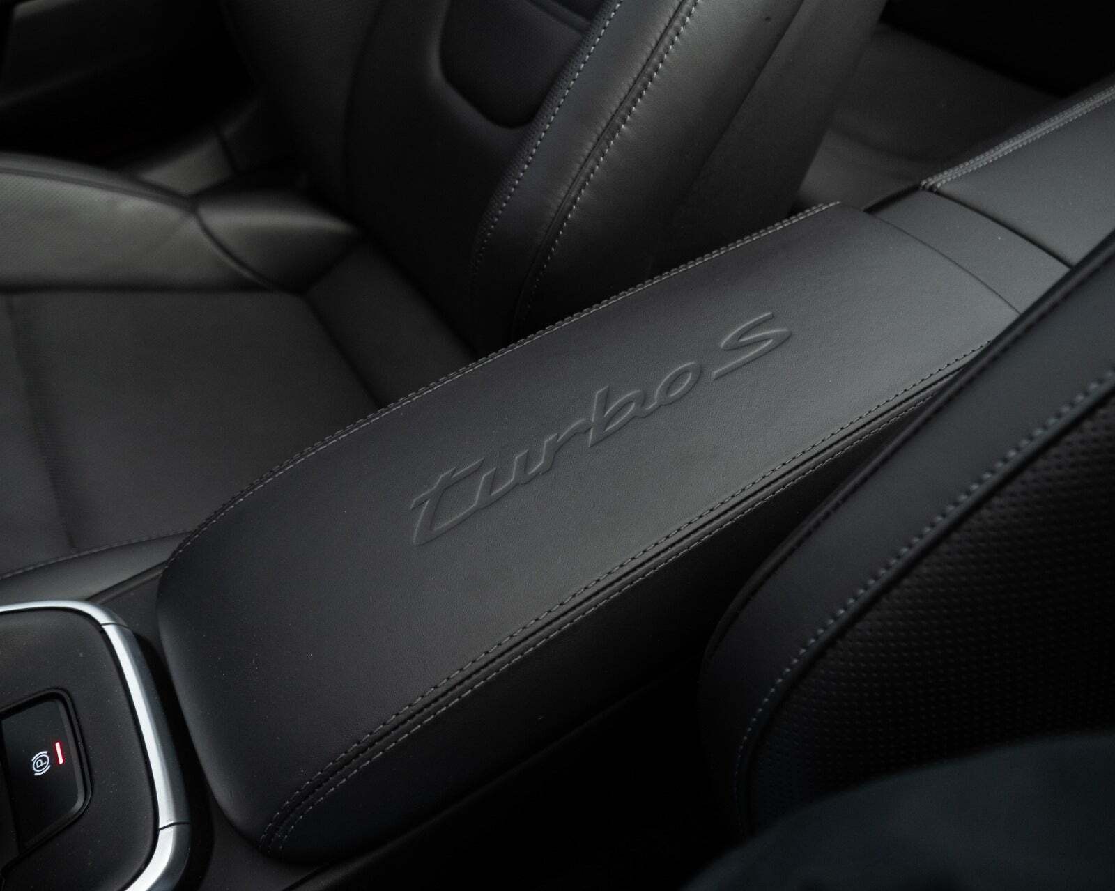 Sort Porsche 911 Turbo S fra 2020