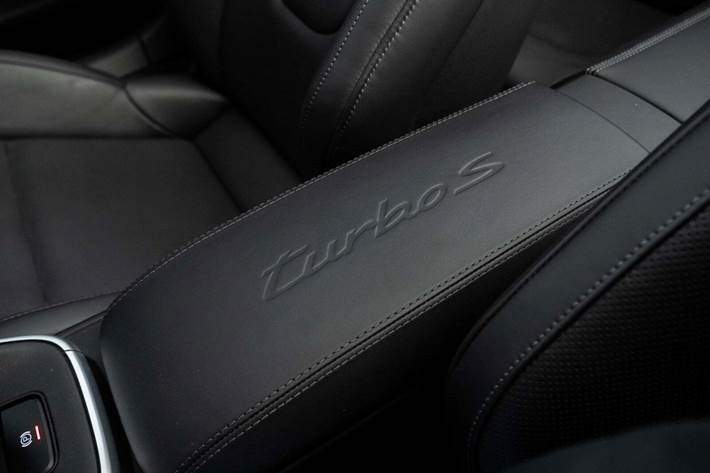 Sort Porsche 911 Turbo S fra 2020