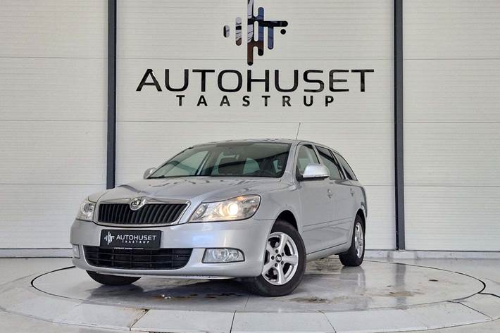 Sølv Skoda Octavia fra 2010 set udefra