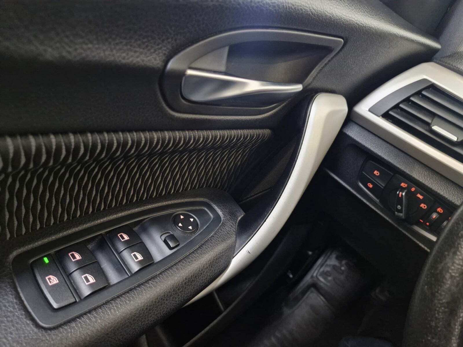 Brun BMW 118i fra 2016