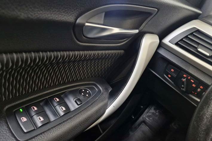 Brun BMW 118i fra 2016