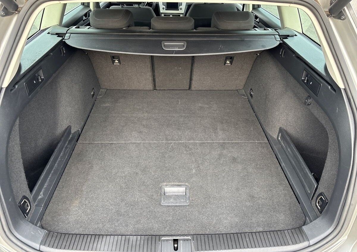 Sølv VW Passat fra 2016