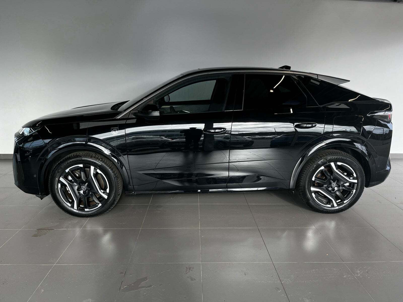 Sort Peugeot e-3008 fra 2024