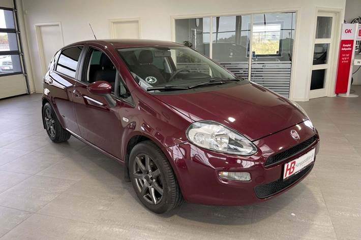 Rød Fiat Punto fra 2013 set udefra