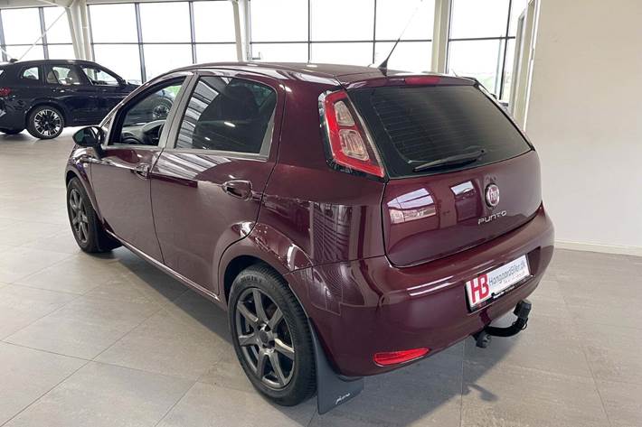 Rød Fiat Punto fra 2013