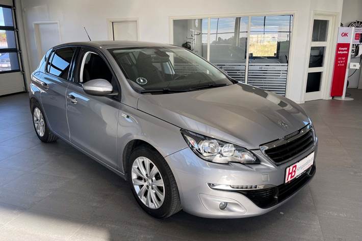 Grå Peugeot 308 fra 2017 set udefra