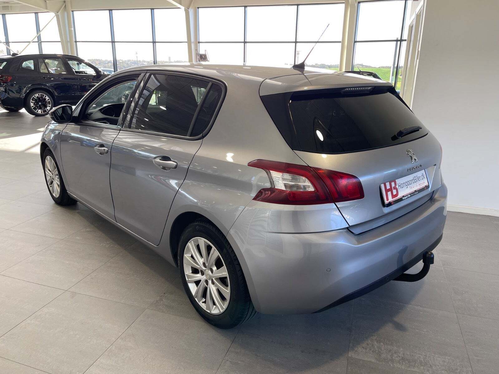 Grå Peugeot 308 fra 2017