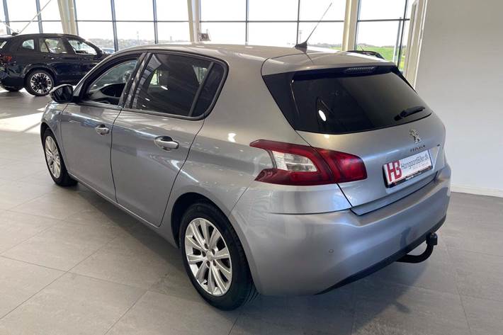 Grå Peugeot 308 fra 2017