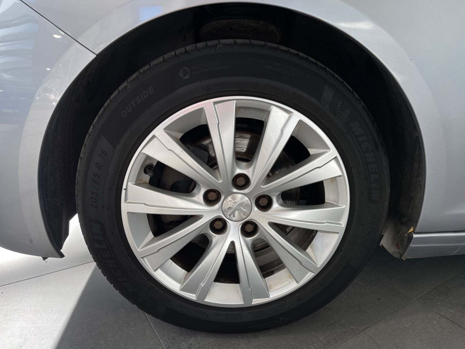 Grå Peugeot 308 fra 2017