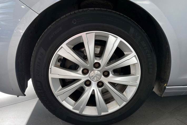 Grå Peugeot 308 fra 2017