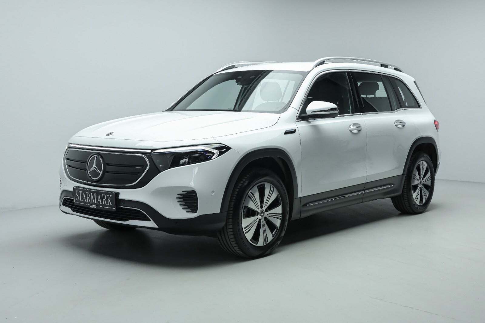 Hvid Mercedes EQB300 fra 2023 set udefra