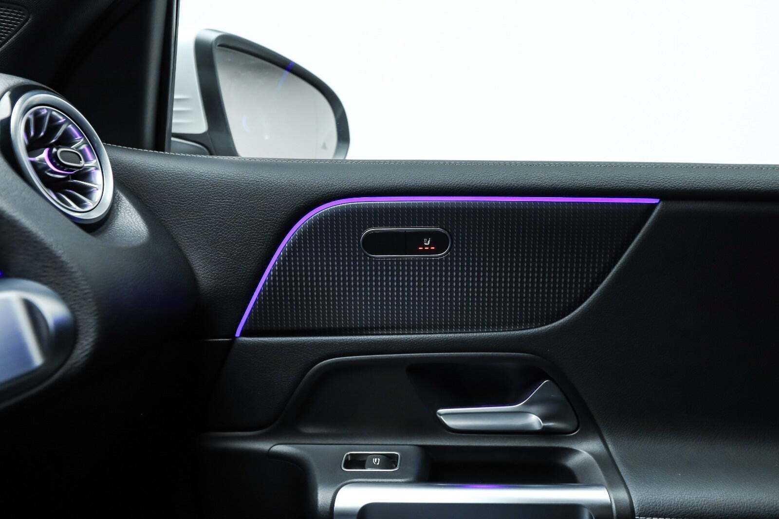 Hvid Mercedes EQB300 fra 2023