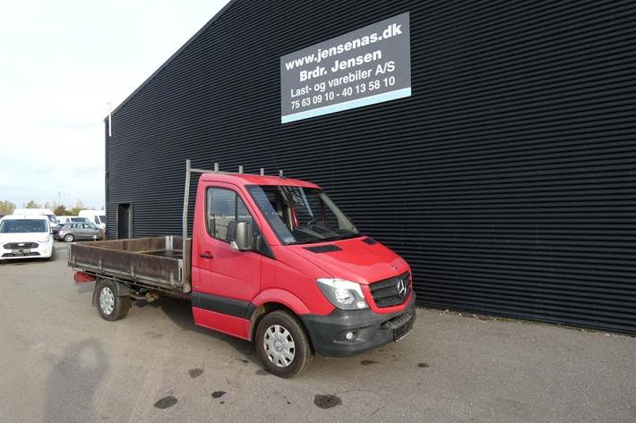 Beige Mercedes Sprinter 216 fra 2013 set udefra