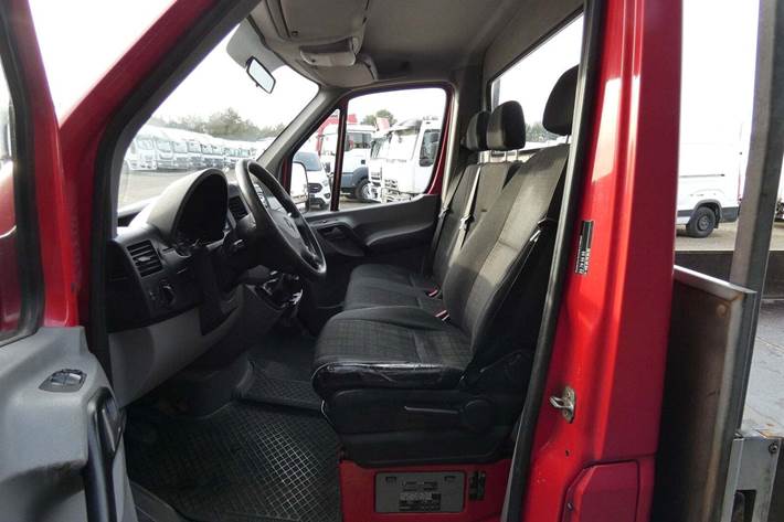 Beige Mercedes Sprinter 216 fra 2013 set indefra