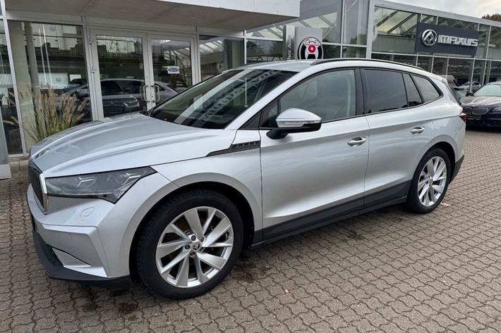 Sølv Skoda Enyaq fra 2022 set udefra
