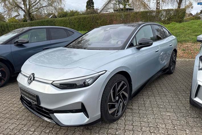 Sølv VW ID.7 fra 2024 set udefra