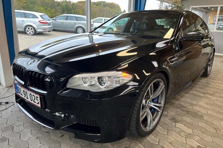 Sort BMW M5 fra 2012 set udefra