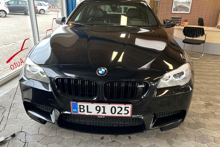 Sort BMW M5 fra 2012