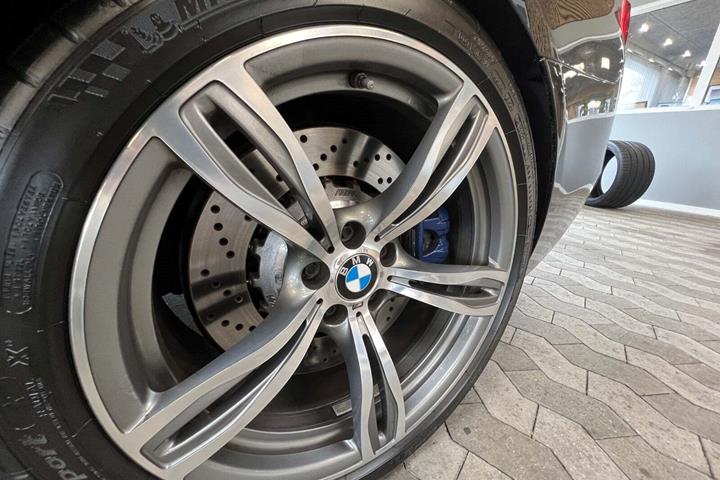 Sort BMW M5 fra 2012