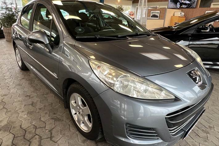 Grå Peugeot 207 fra 2011 set udefra