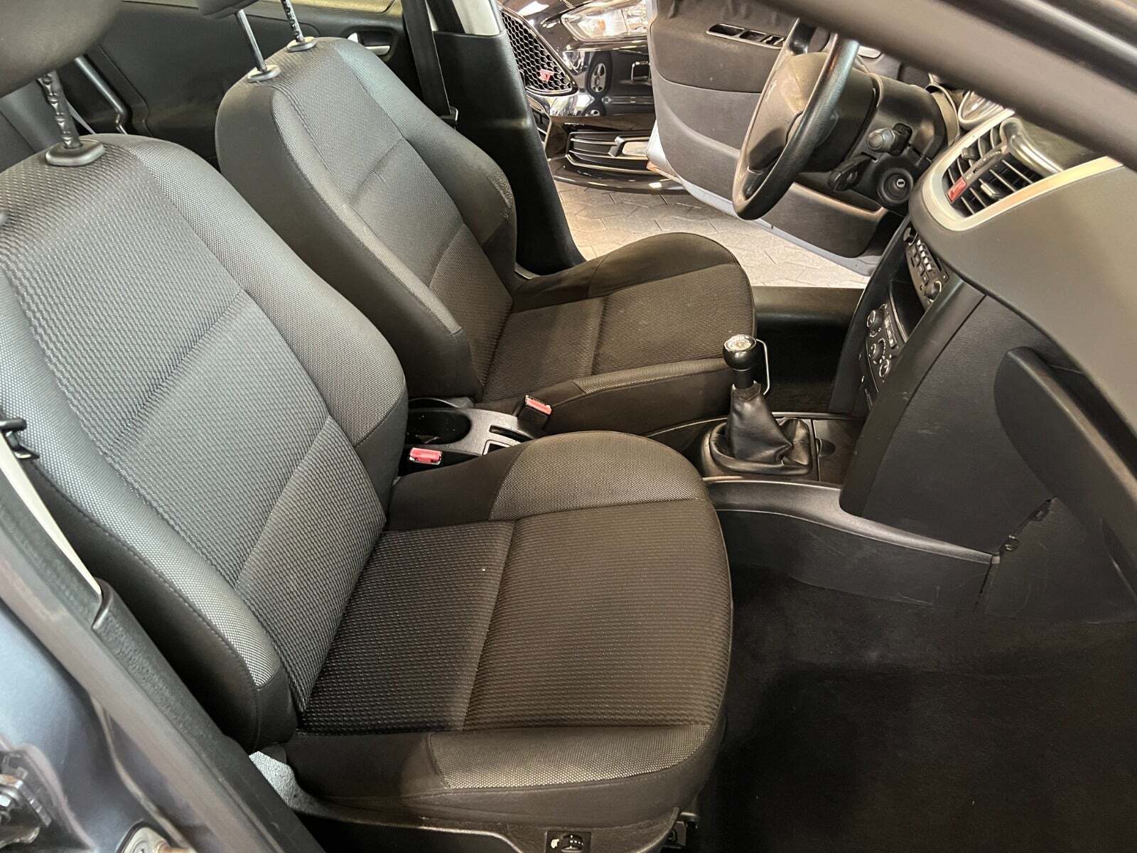 Grå Peugeot 207 fra 2011