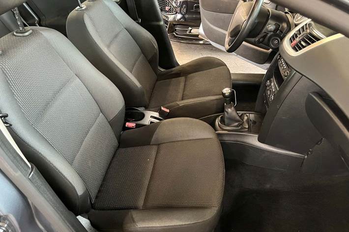 Grå Peugeot 207 fra 2011