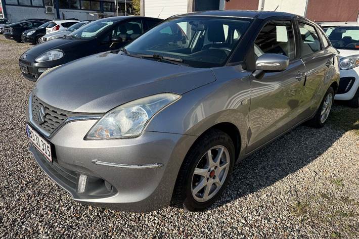 Grå Suzuki Baleno fra 2016 set udefra